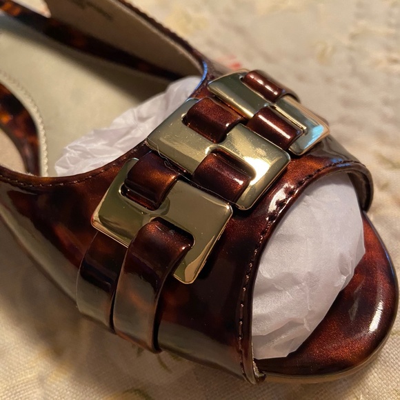 NWOT, NIB Easy Street Tortoise Patent, slingback/peep toe, gold buckle, 6.5 - Picture 5 of 6